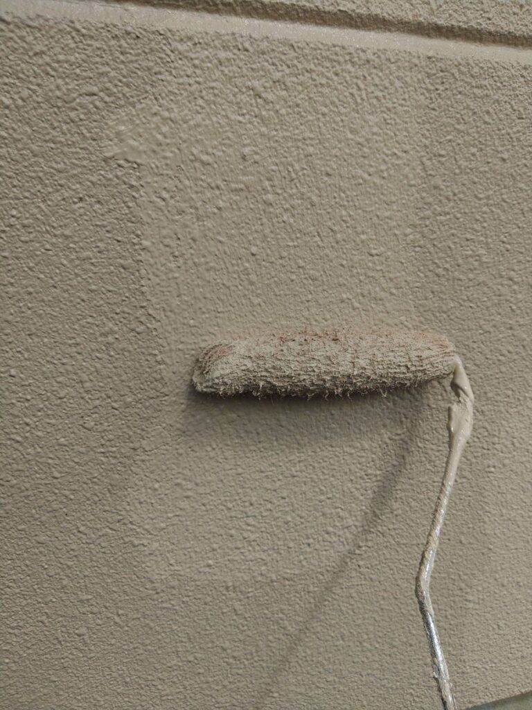 外壁塗装の上塗り作業