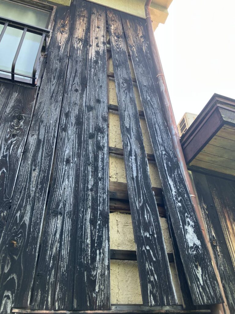 外壁　焼杉張り替え