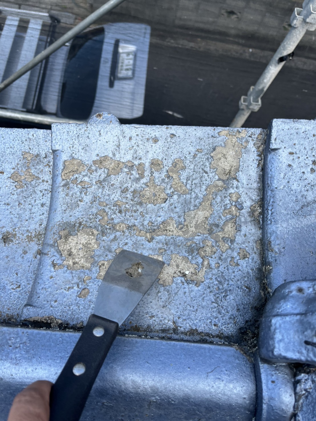 屋根塗装　ケレン作業