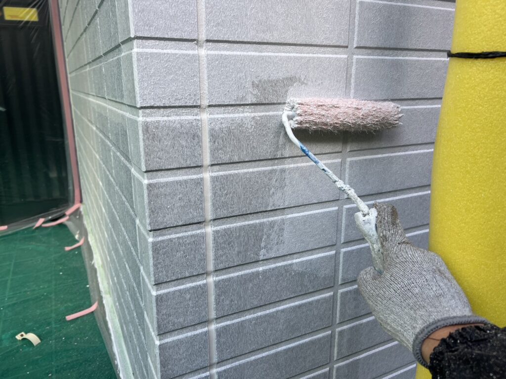 外壁塗装　下塗り　上塗り