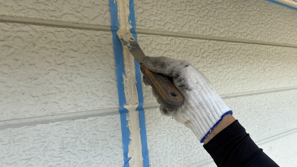 コーキングをしている画像