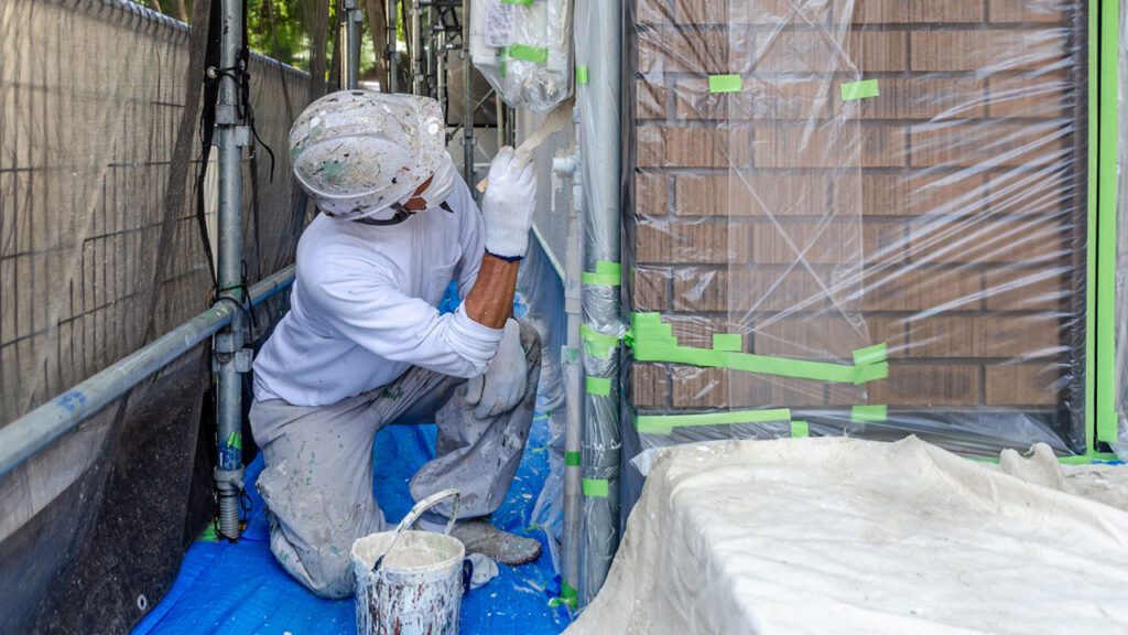 外壁塗装中の画像