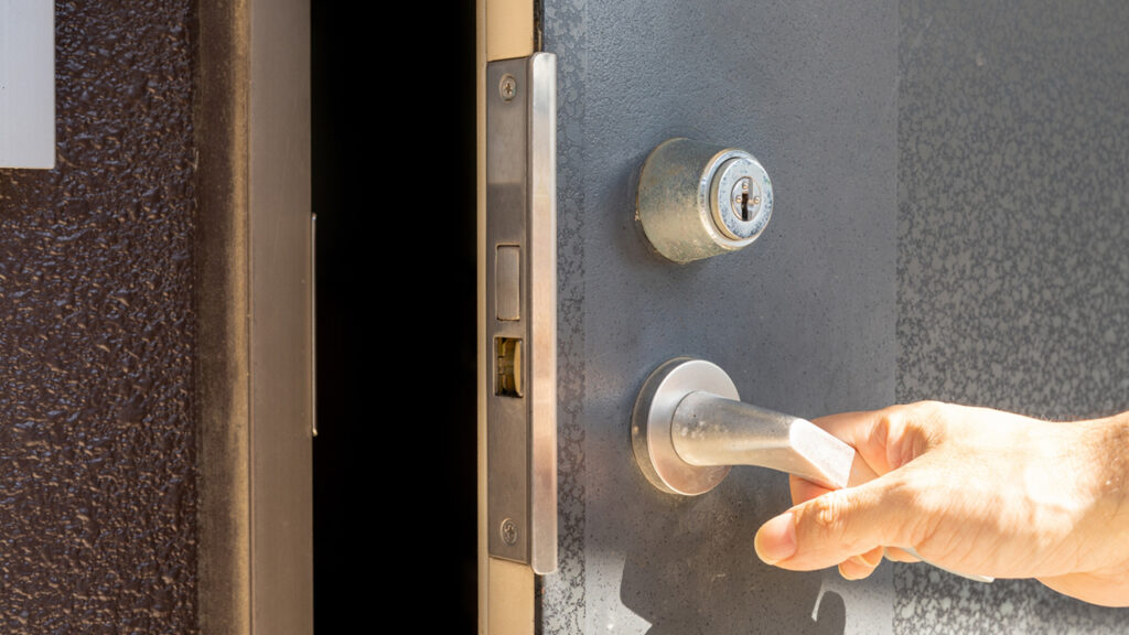 ドアを使用している最中の画像