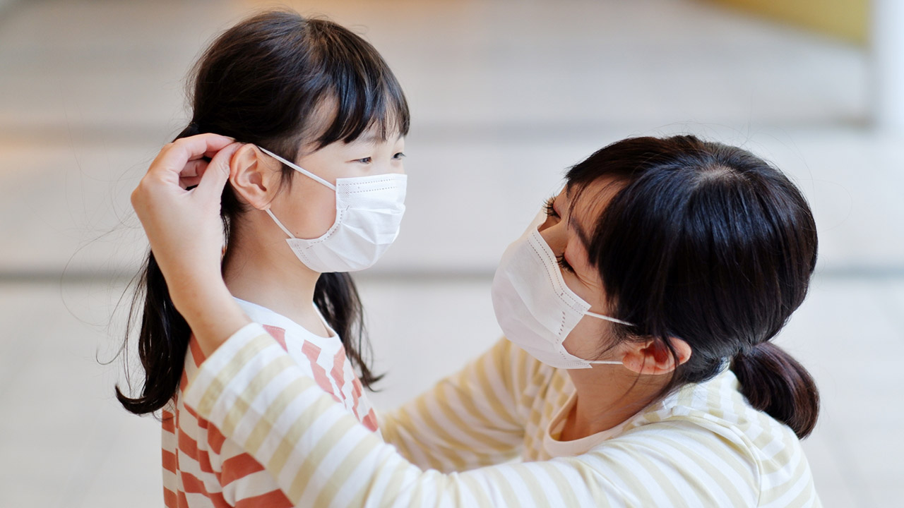 マスクをする親子の画像