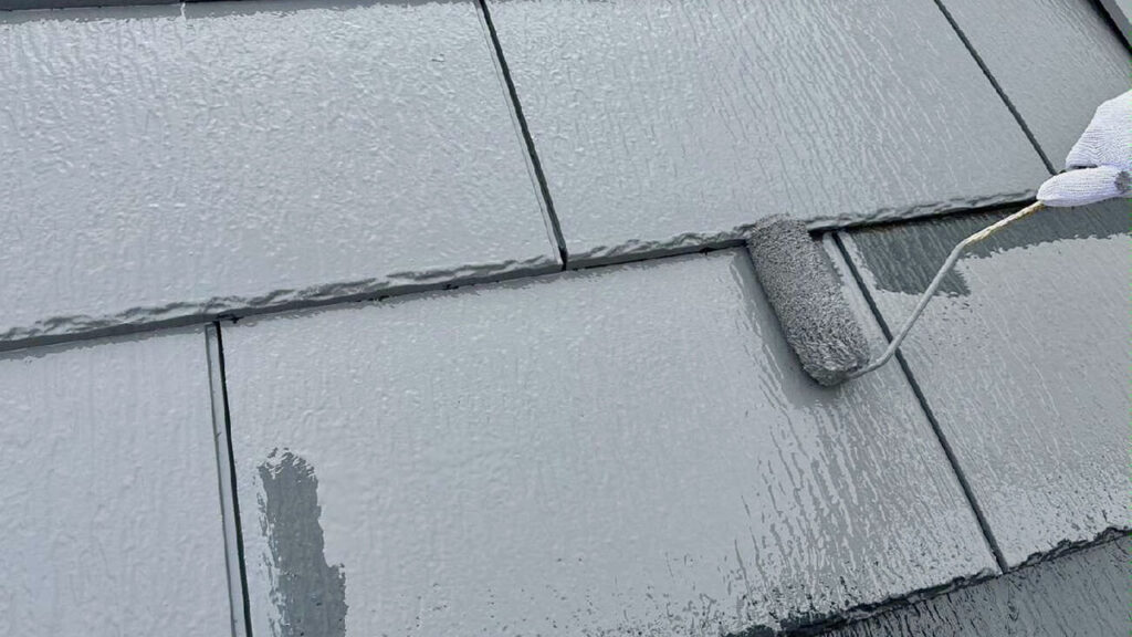 屋根塗装中の画像