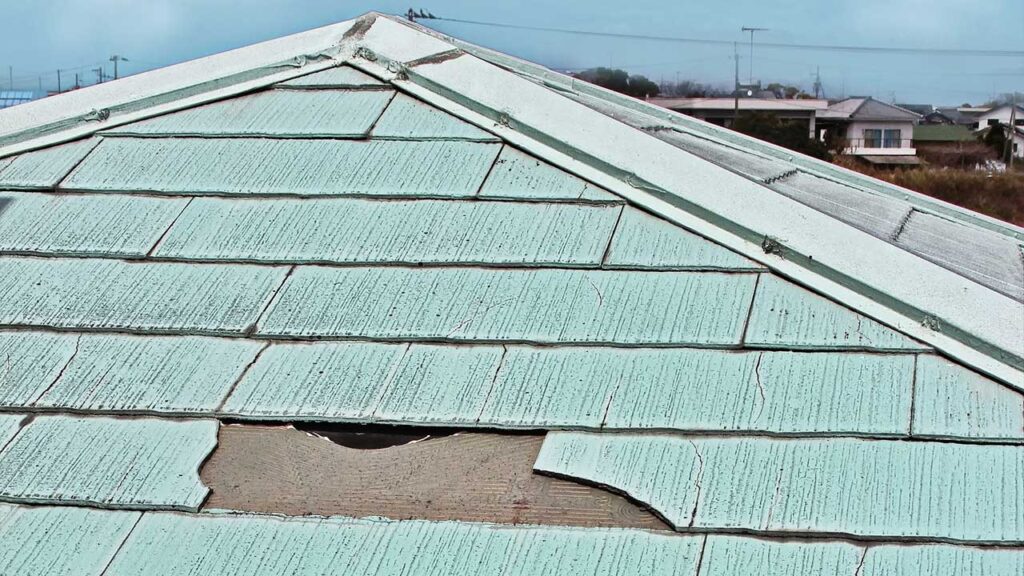 劣化した屋根の画像