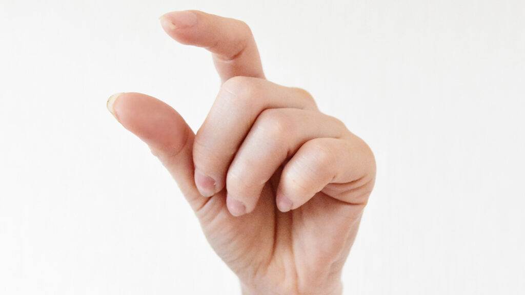 厚みを図る手の画像