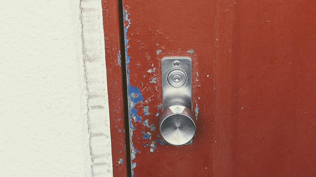 塗装が剥がれた古いドアの画像