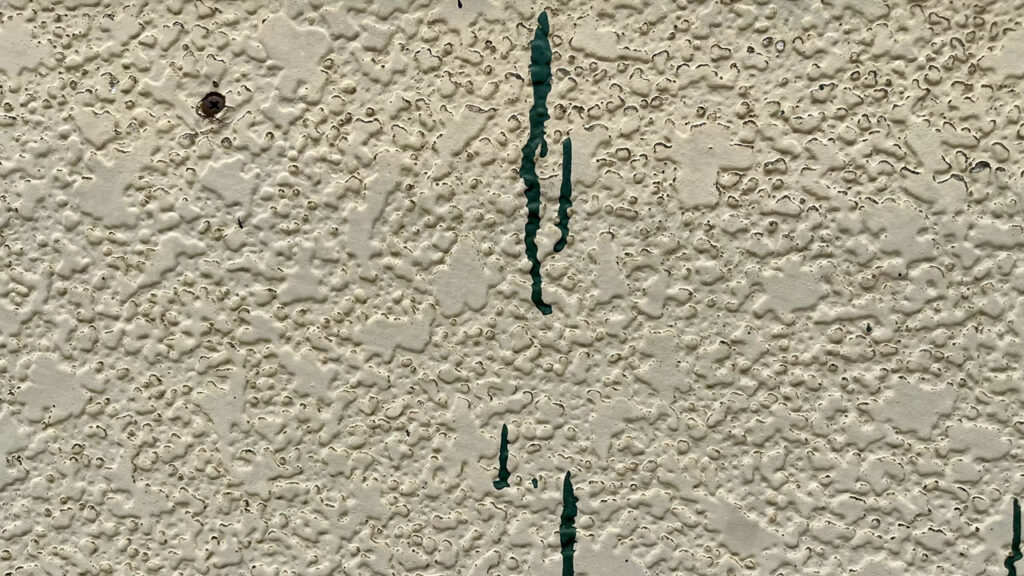 壁に塗料が飛散した画像