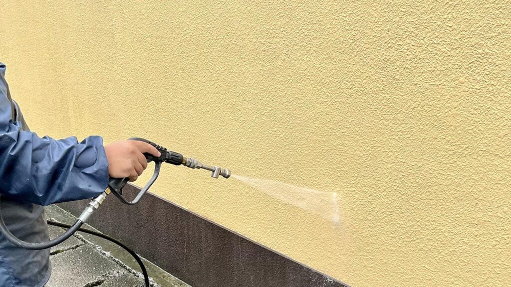 外壁を高圧洗浄する画像