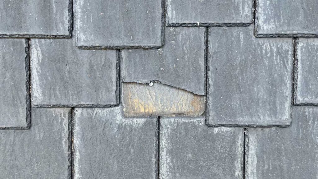 屋根が破損した画像