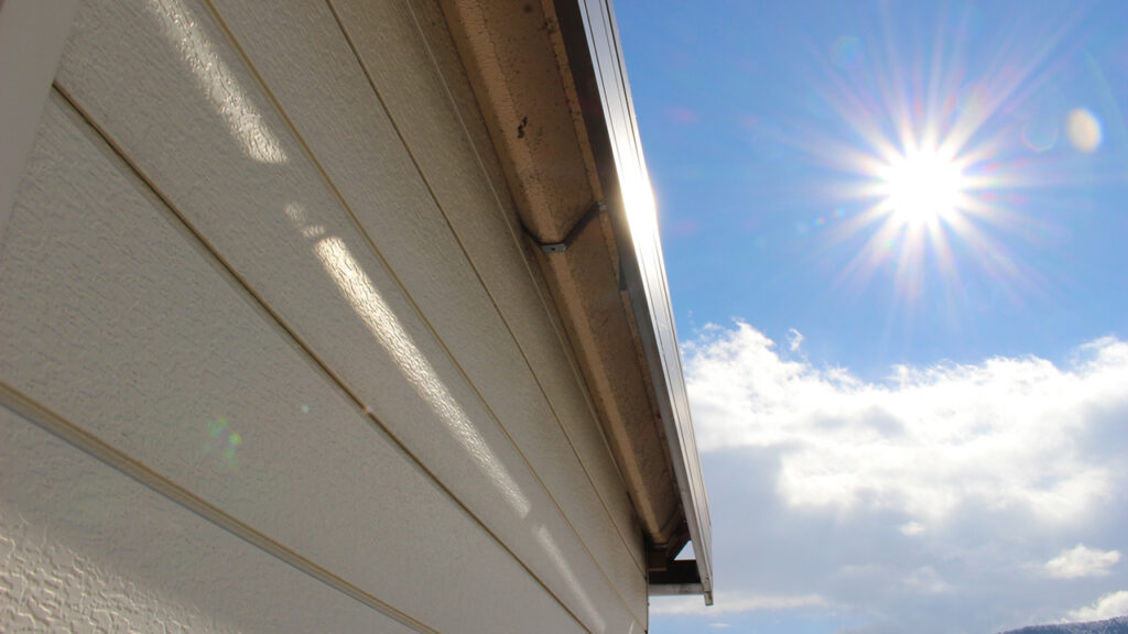 屋根と太陽の画像