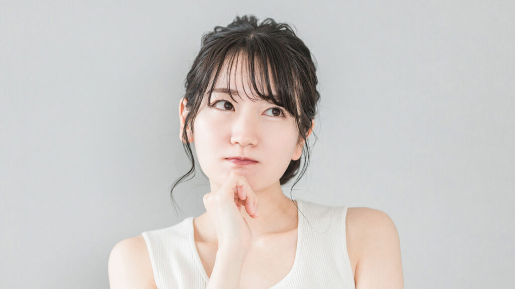 悩む女性の画像