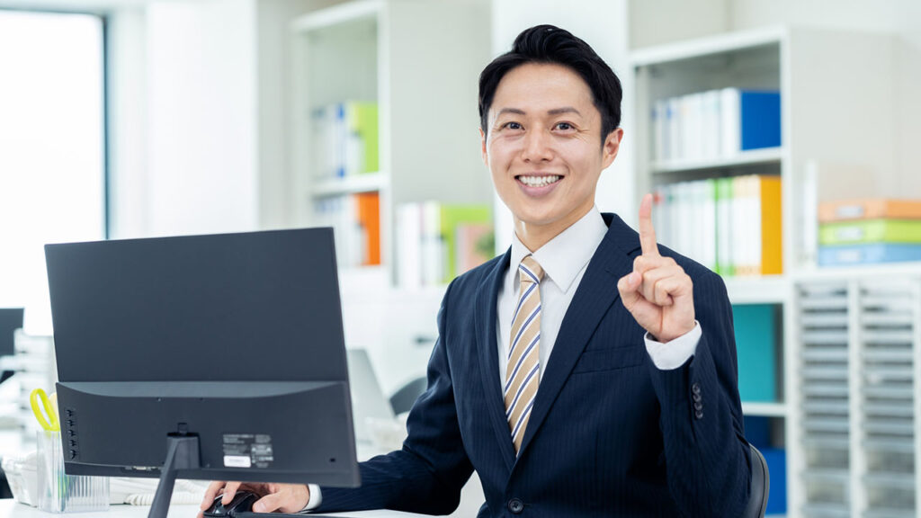 指差しする男性の画像