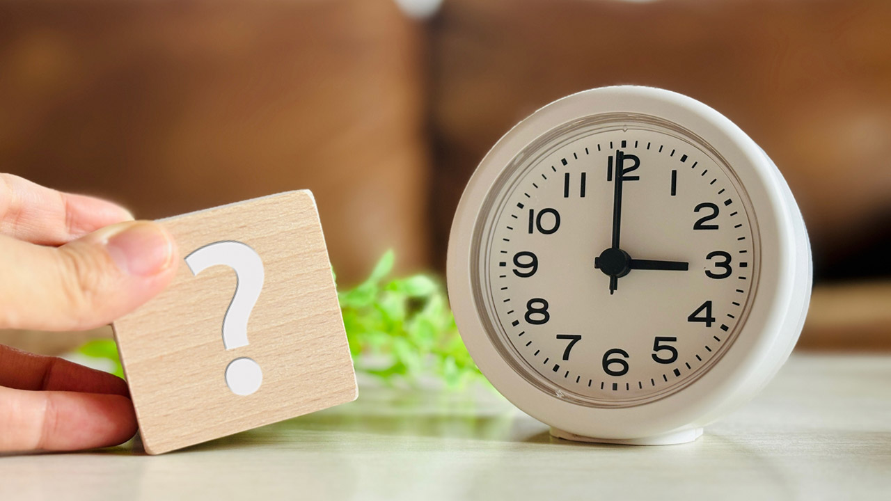 時計と疑問符の画像