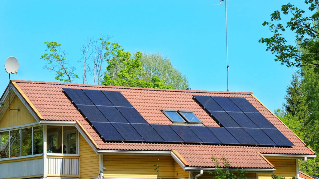 晴れと家の屋根の画像