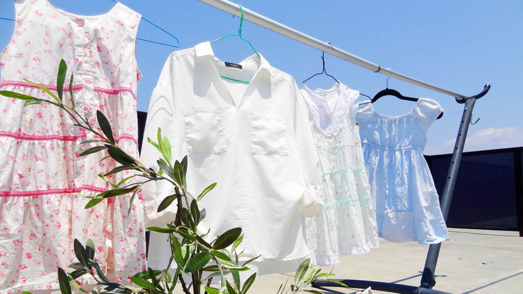 洗濯物を干している画像