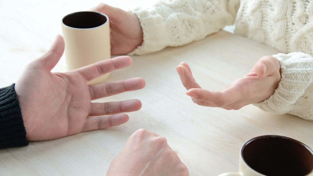 言い合いをする様子の画像