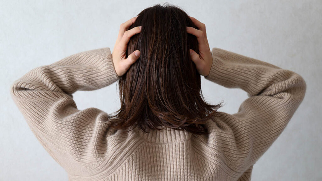 頭を抱える女性の画像