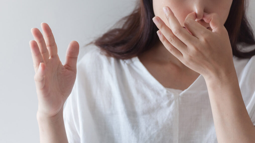 鼻をつまむ画像