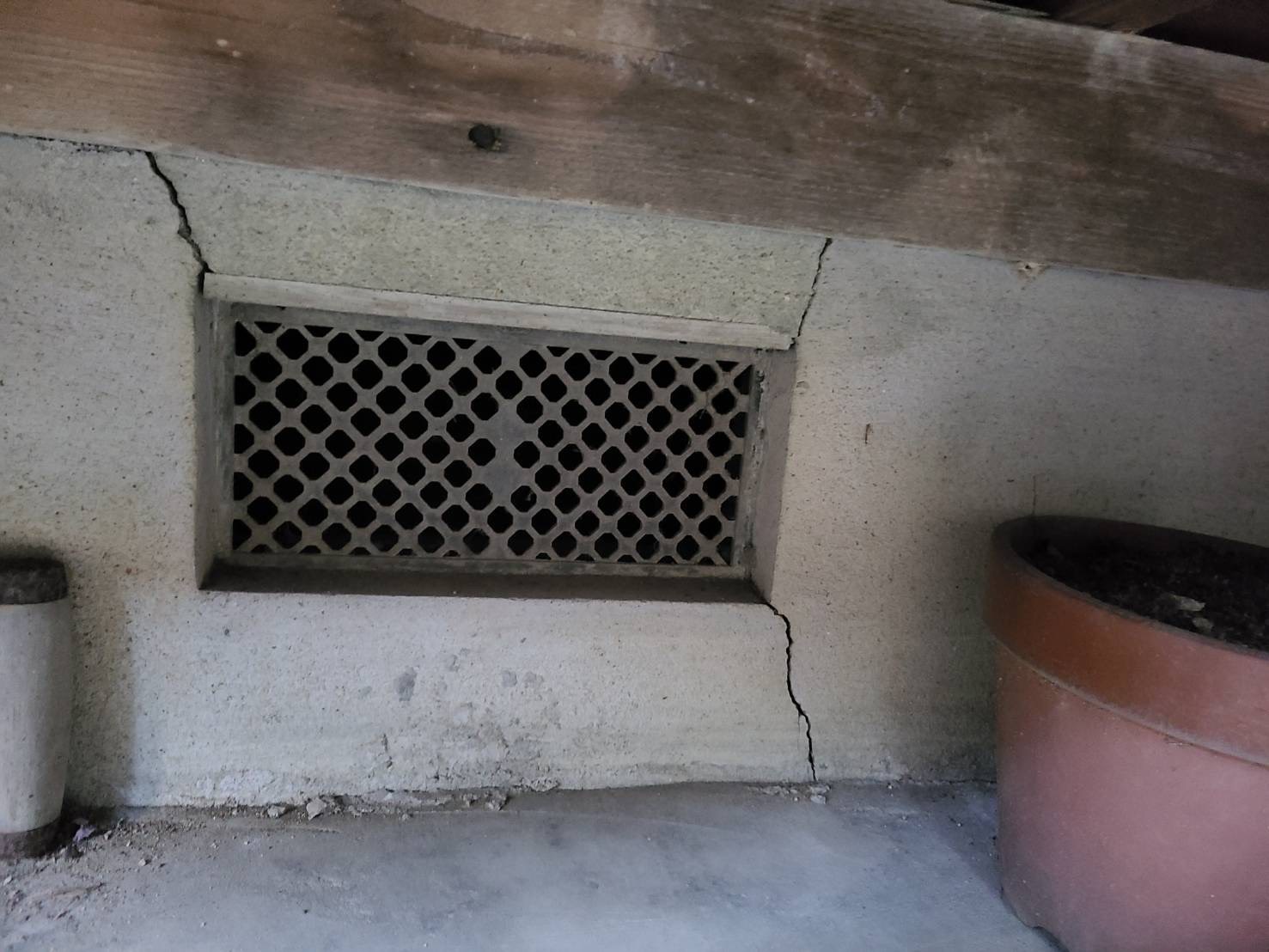 基礎のひび割れ　下見