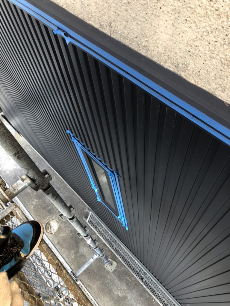 外壁塗装　目地シーリング打ち　ガルバリウム外壁