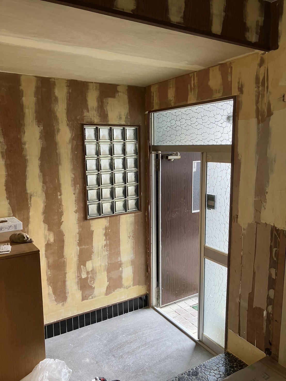 板張り壁にクロスを貼るために下地パテ処理