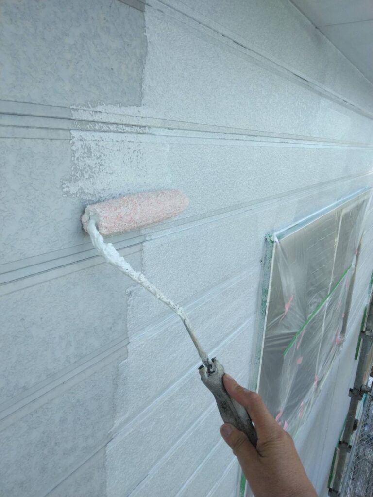 外壁下塗り　外壁が痛んでいるため２回