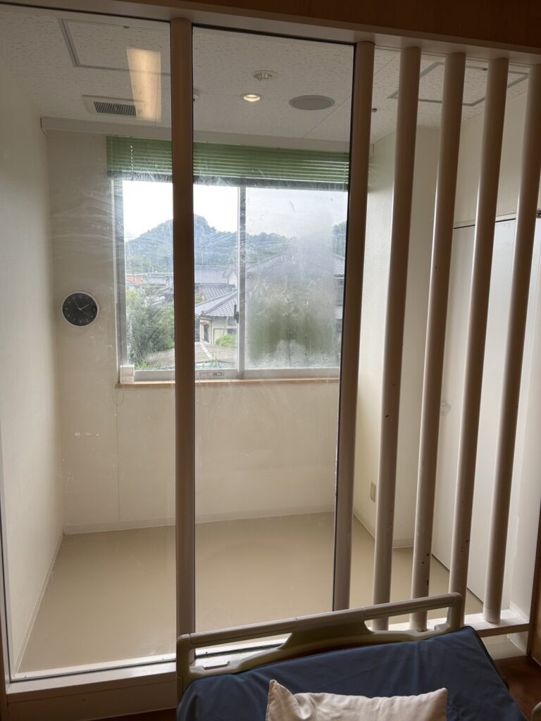 室内 アクリル板補強