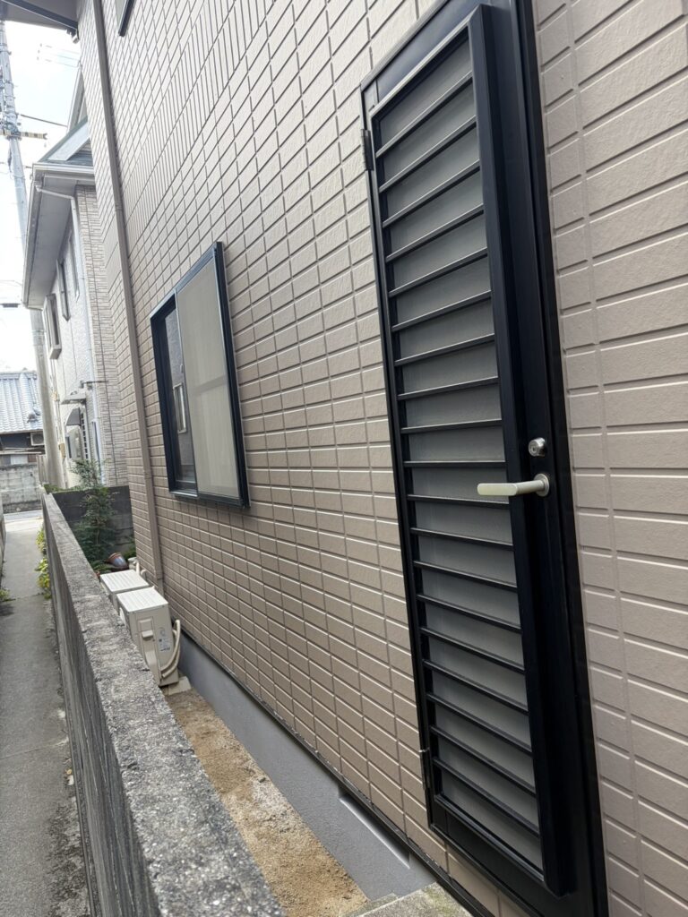 勝手口網戸張り替え