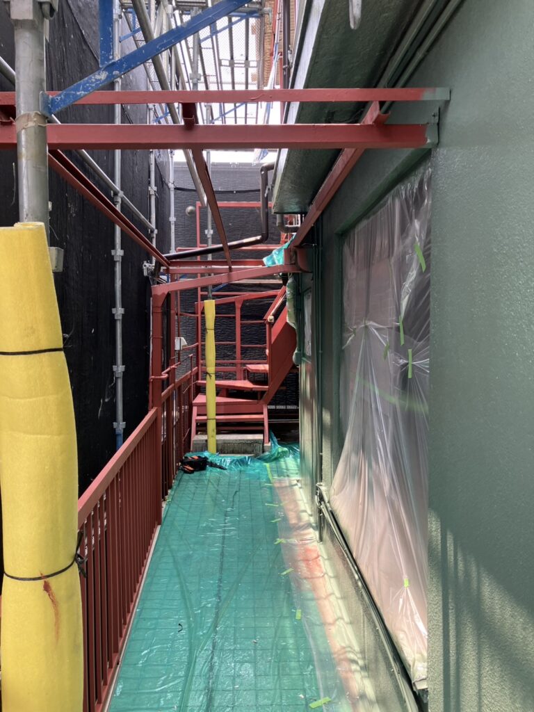 外壁も鉄骨も塗装