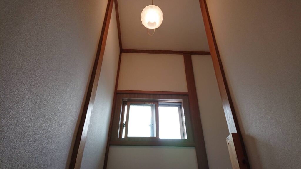 クロス貼り換え　階段部