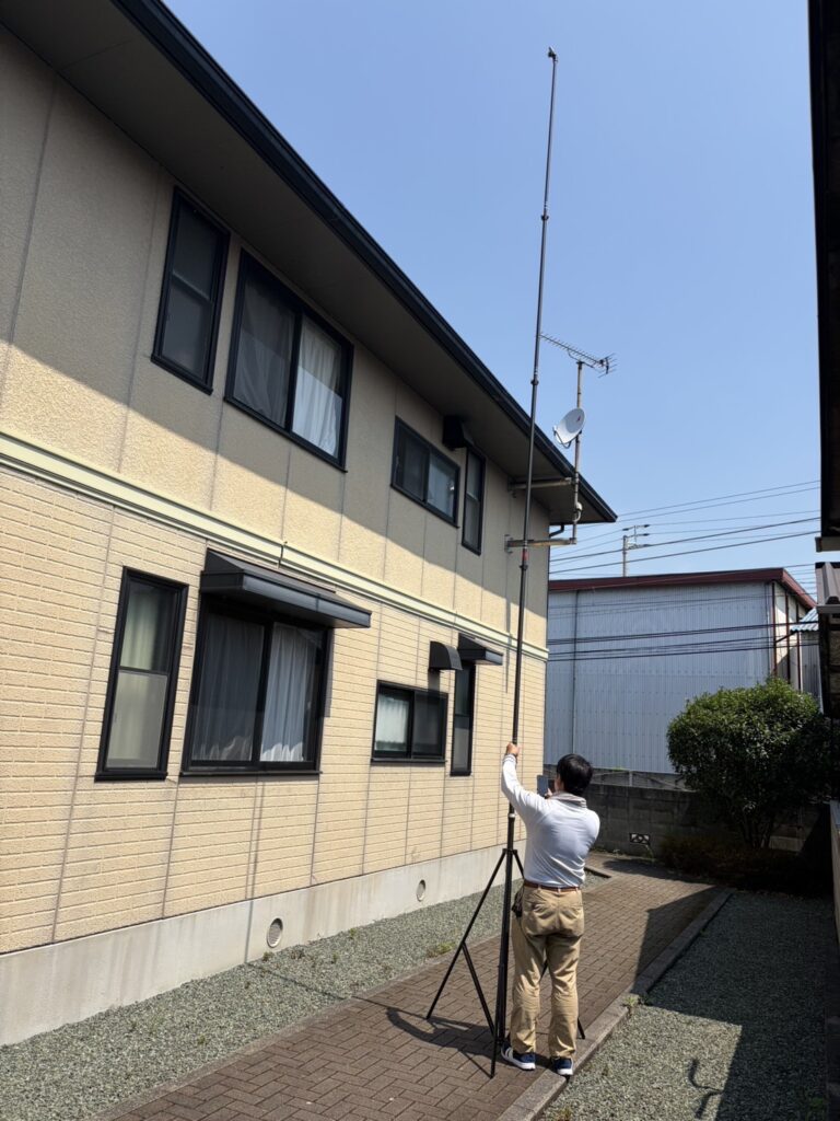 屋根外壁塗装 アパート 工事前の高所点検ロッド