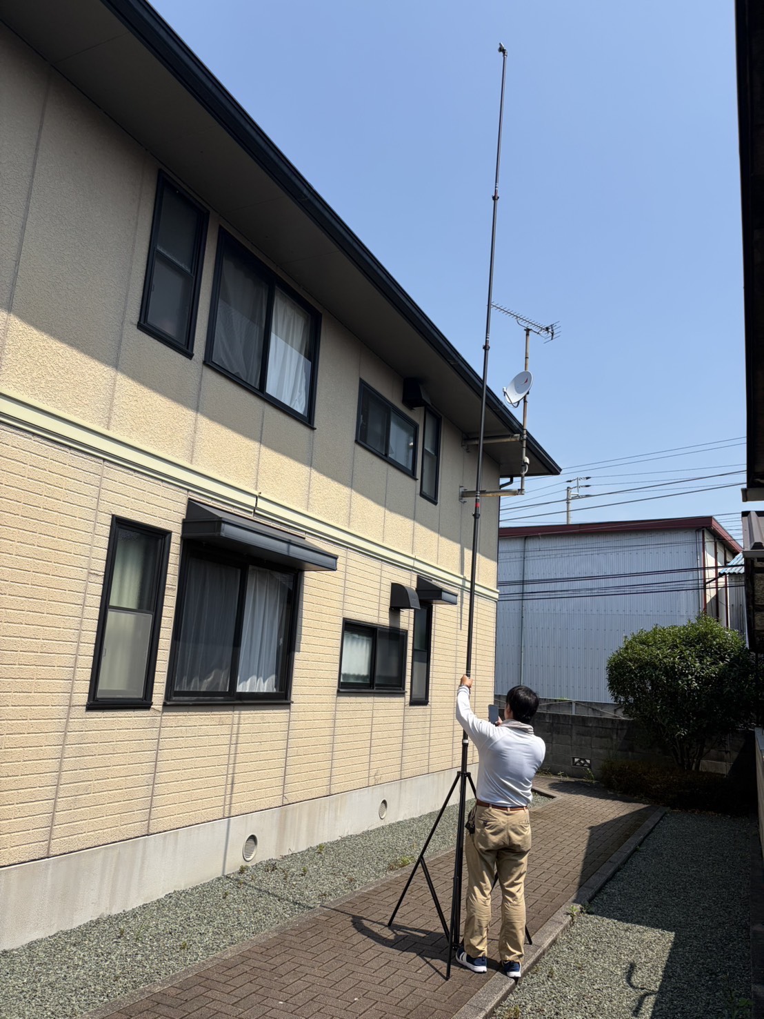 屋根外壁塗装 アパート 工事前の高所点検ロッド